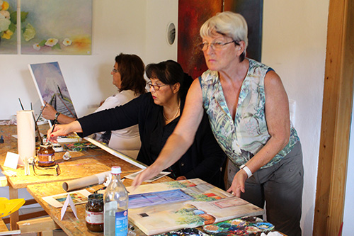 Kursteilnehmer beim Acrylmalkurs